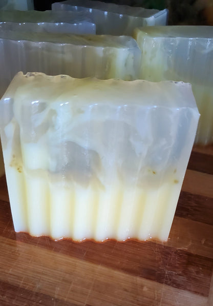 Golden Clarity – Shea Butter & Lemongrass Cologne Soap
